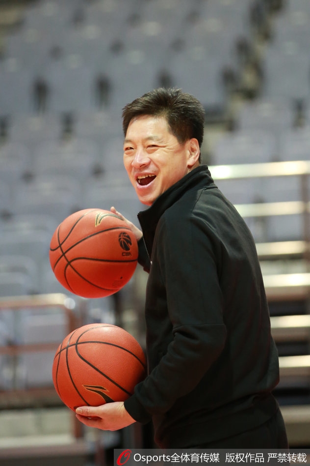 广厦球员正在进行折返跑训练，汗水挥洒在地板上，展现了青年军的良好体能储备。