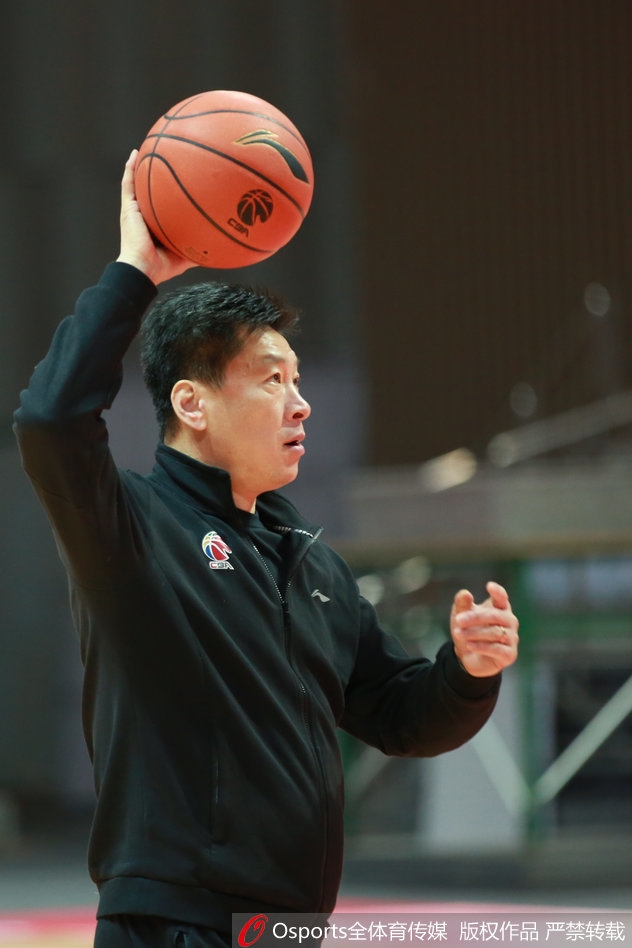胡金秋在训练中展现出柔和的手感，他正在逐渐承担起球队内线核心的重任。