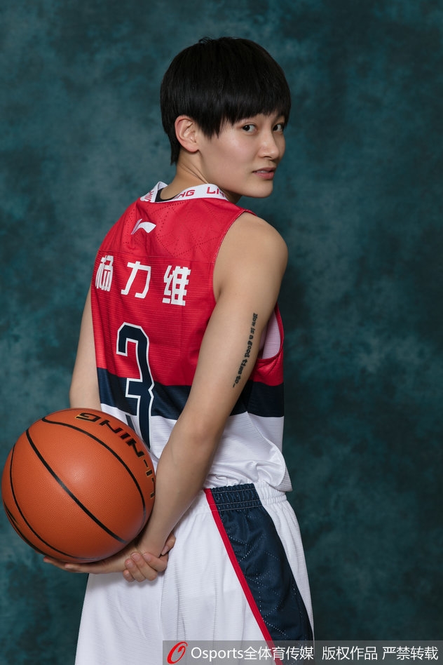 南区队球员王雪朦拍摄写真，侧身凝视镜头，姿态优雅中透露出运动员特有的坚毅。