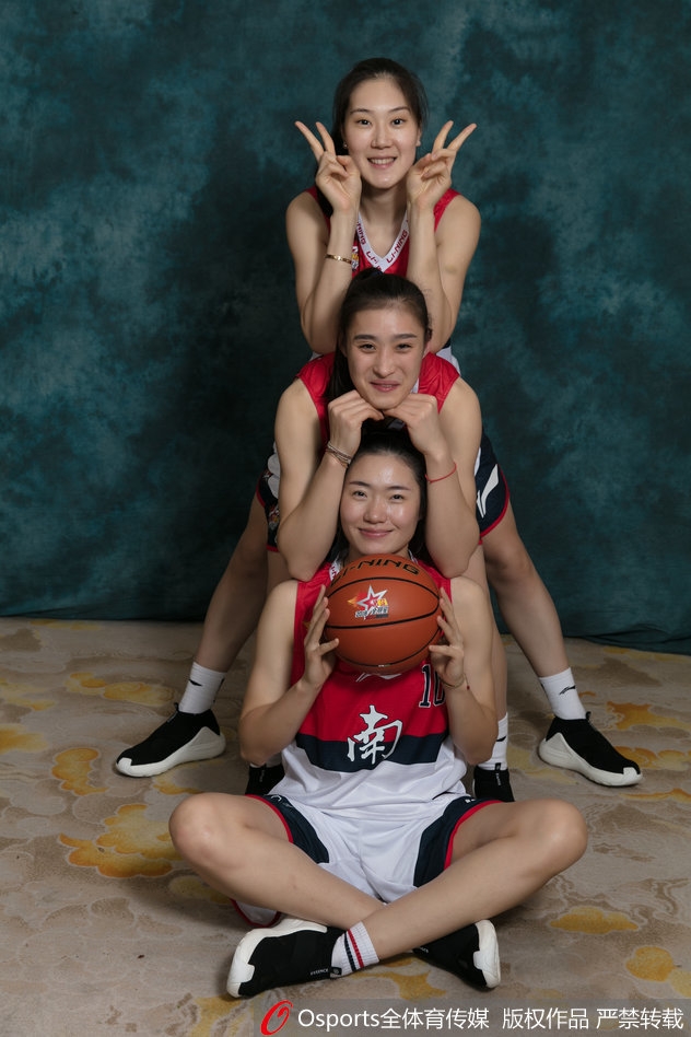 南区明星队球员武桐桐和杨力维在写真拍摄现场互动，两人神情轻松，姐妹情深。