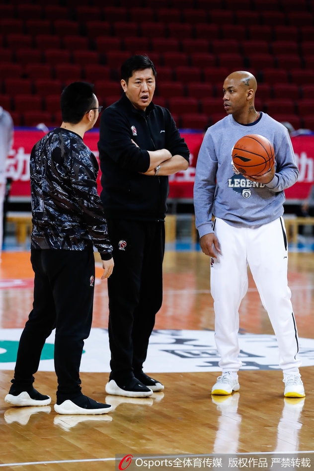 眼神坚毅的马布里在训练中运球穿越全场，仿佛穿越了时光，依旧犀利。