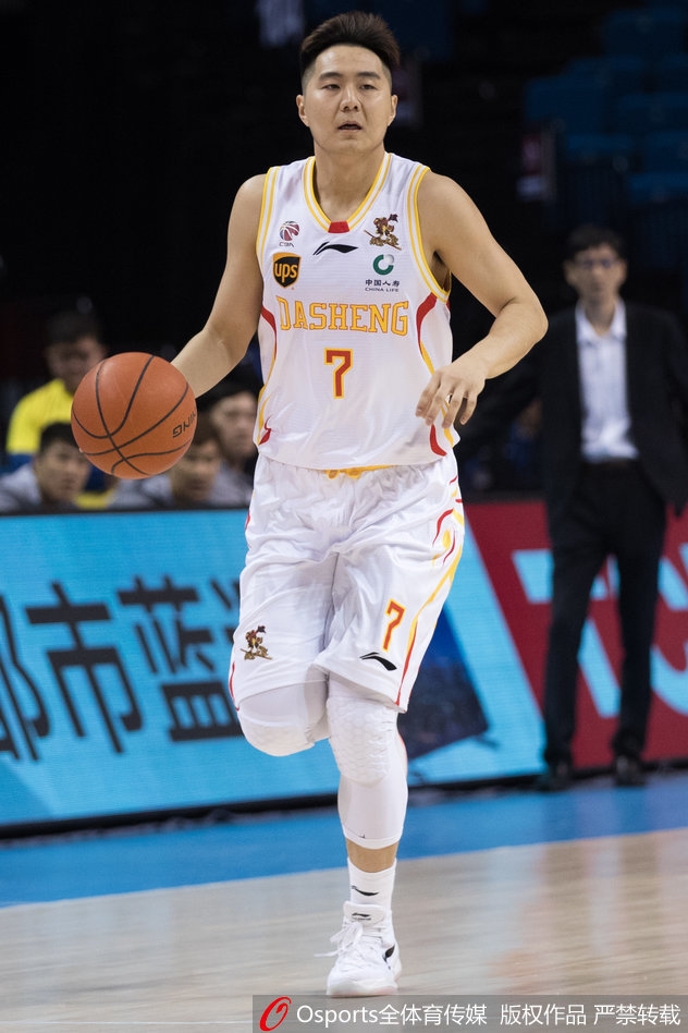 老将杨力在对方严密防守下强行突破，身体失衡前将球高高抛起，篮球神奇般打板入筐，赢得满堂彩。