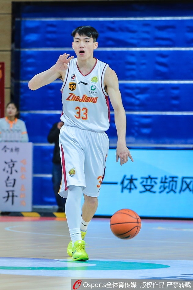 翟逸痛苦倒地紧捂脚踝，队友们神情严峻地围在身边，这次意外受伤反而激起了全队更强的斗志。