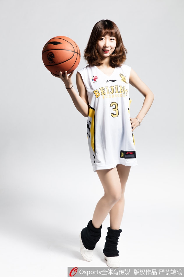 篮球宝贝回眸一笑,长发飘飘,展现青春活力与赛场激情。