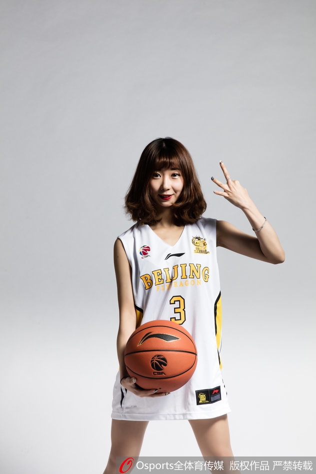 钟情马布里的篮球宝贝身穿3号应援服,握拳助威,神情专注。