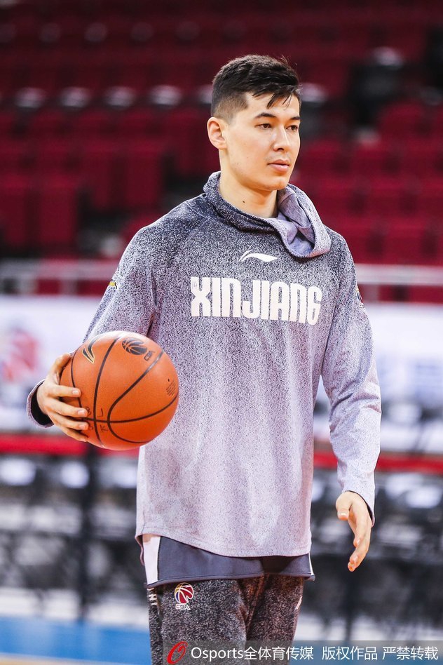 西热力江蹲坐在场边,用手轻托下巴,眼神专注地观察着场上队友的训练,此刻的他更像一位球场指挥官