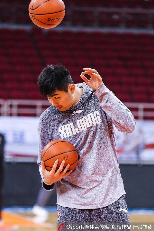 西热力江双手紧握训练服,置于身后,抬头挺胸望向训练馆的天花板,仿佛在进行赛前的最后冥想与自我激励