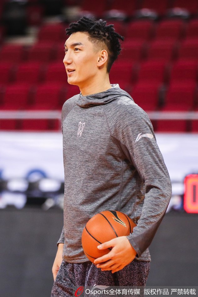 训练间歇,西热力江在场边大口喝水补充能量,汗如雨下,眼神中透露出不服输的倔强与坚韧