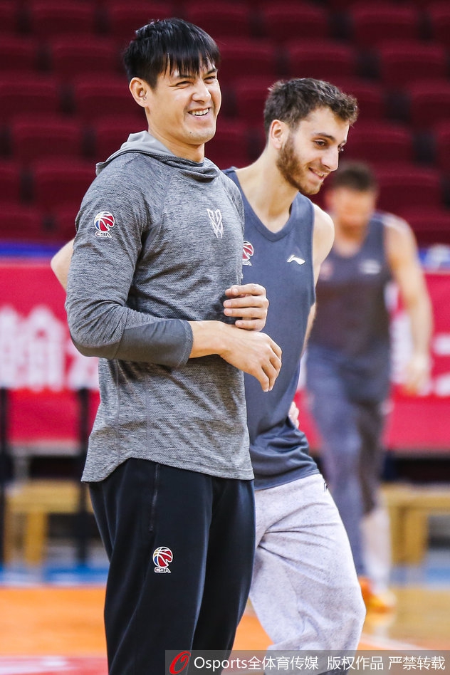 队友在篮下进行投篮练习，马布里站在一旁双手叉腰静静观察，这一刻他不仅是队友，更像是场边的教练在思考战术布局。