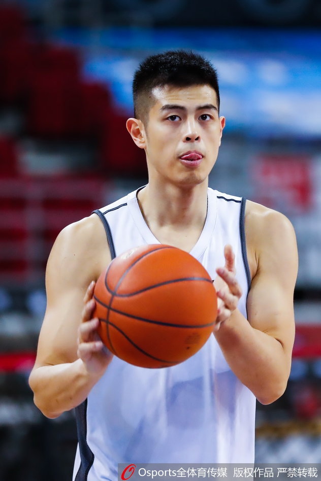 翟晓川在训练中奋力上篮，展现出色的身体素质和核心力量