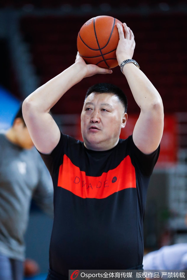 年轻球员左朕年突破上篮，哈达迪场边注视，随时准备指导