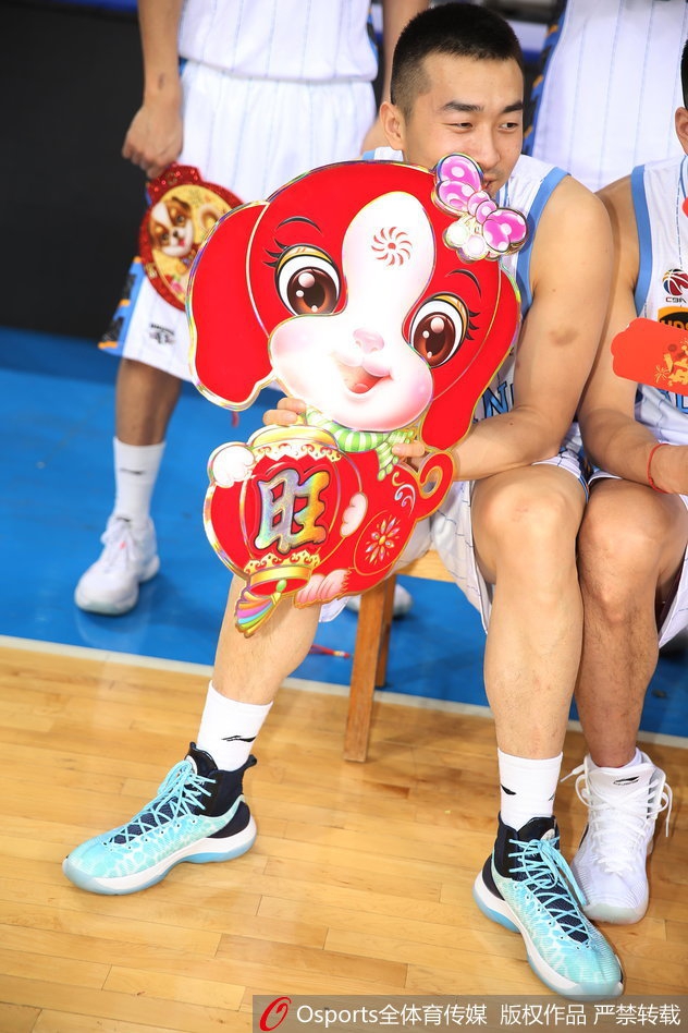 霹雳鸭从身后环抱住朱彦西,朱彦西露出无奈又宠溺的笑容,十分享受