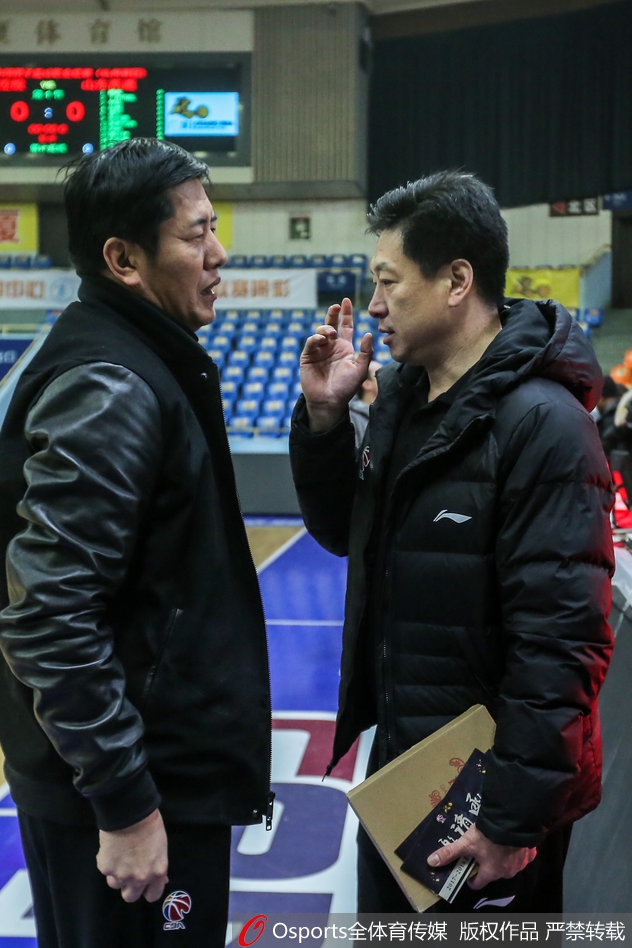 眼神如炬的李春江指导,在训练场上亲自示范防守滑步,每一个细节都逃不过他的法眼。