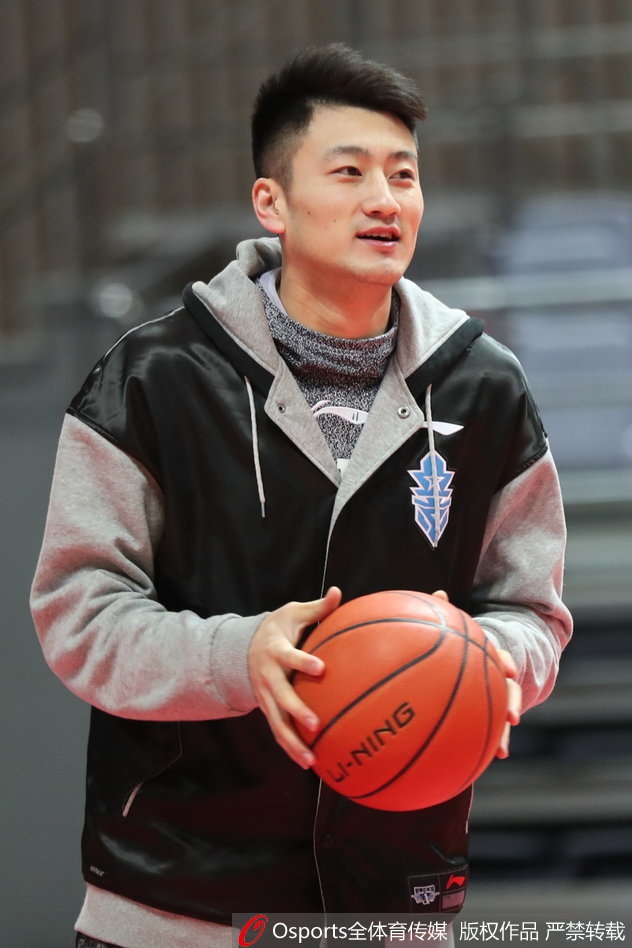 方硕在训练中做出假动作，他紧咬嘴唇，眼神假装望向远方，但手中的球却仿佛要调皮地传给不存在的队友，演技十足。