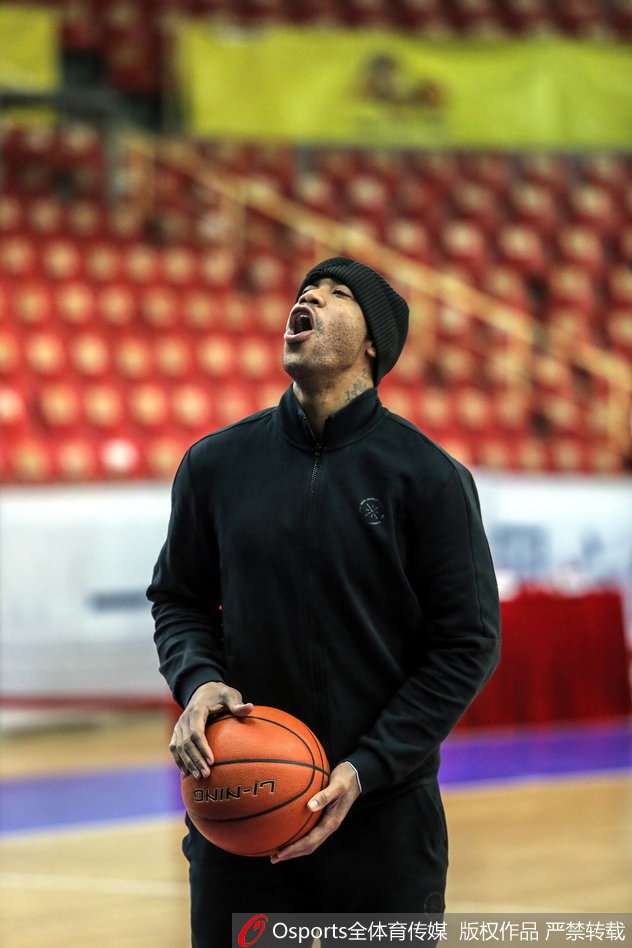 汗水顺着马布里的脸颊滑落,他压低重心,用标志性的交叉步运球试图突破新搭档的防守,这一幕宛如时空交错,见证了篮球技艺的薪火相传。