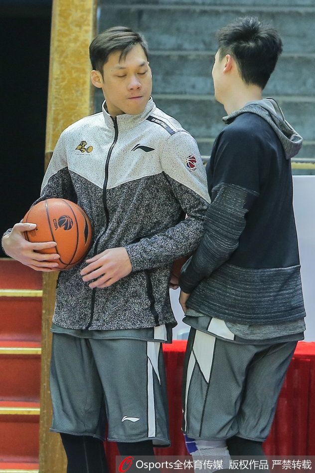 侧翼射手赵岩昊接球就投,出手速度快如闪电,他的“库里式”远投将成为广厦季后赛的致命武器。