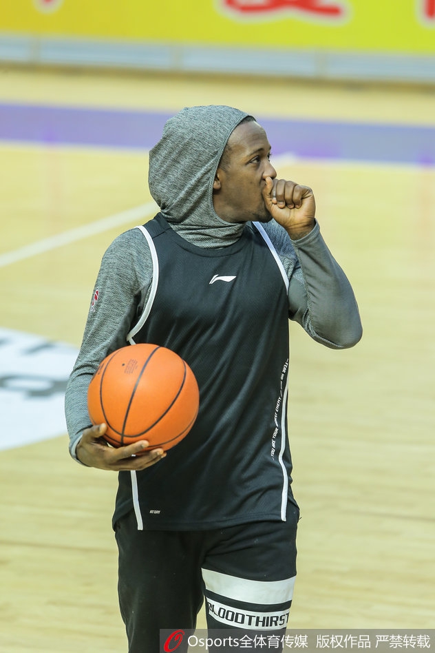 老将林志杰在训练中闲庭信步,丰富的经验和关键时刻的大心脏,让他成为年轻队员最信赖的港湾。