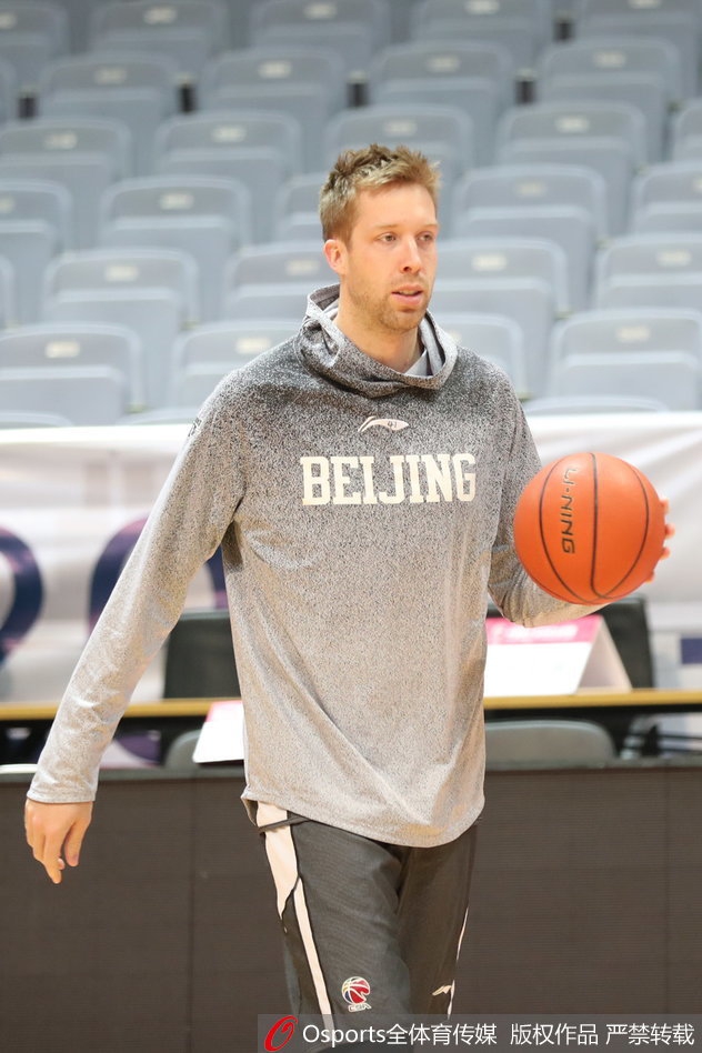 另一张照片中，方硕与队友勾肩搭背，他故意做出夸张的八字眉表情，好像在对着镜头诉说什么篮球场上的小秘密。