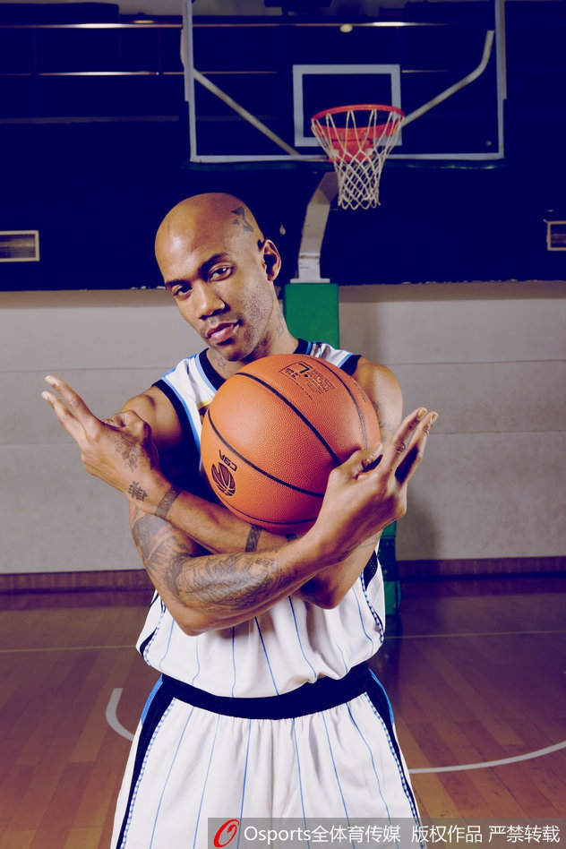 老马身穿深色西装,单手插兜,目光深邃地望向远方,背景是北京标志性的胡同,中西合璧的造型恰如他在中国的生活,时尚又接地气。