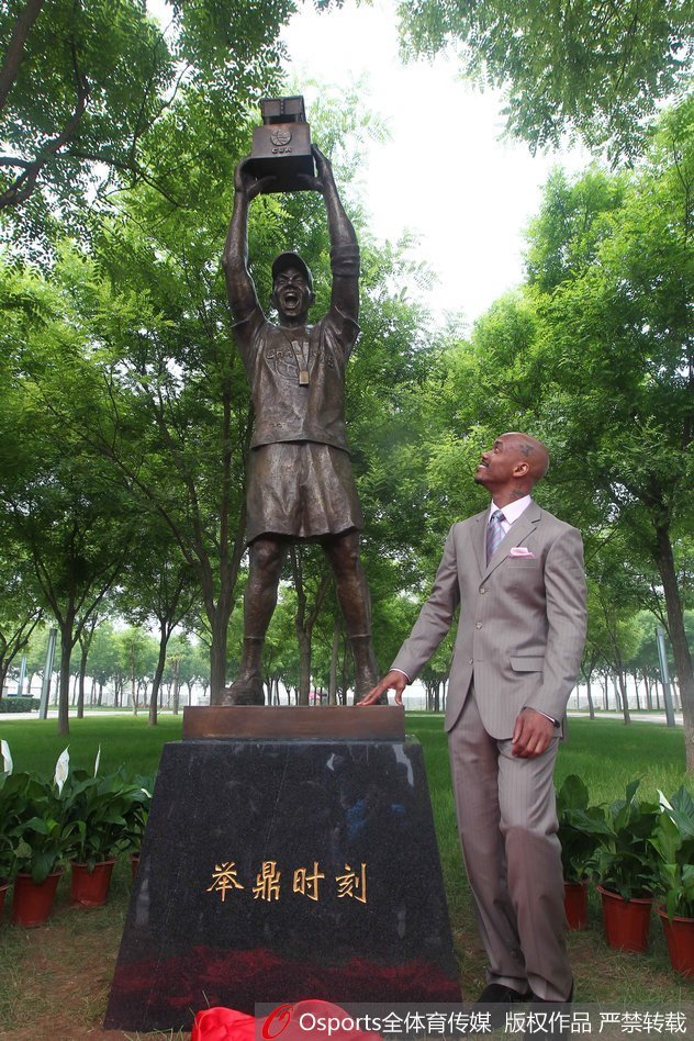 马布里身穿北京队训练服，眼神坚毅，仿佛在注视着这片让他重获新生的土地。