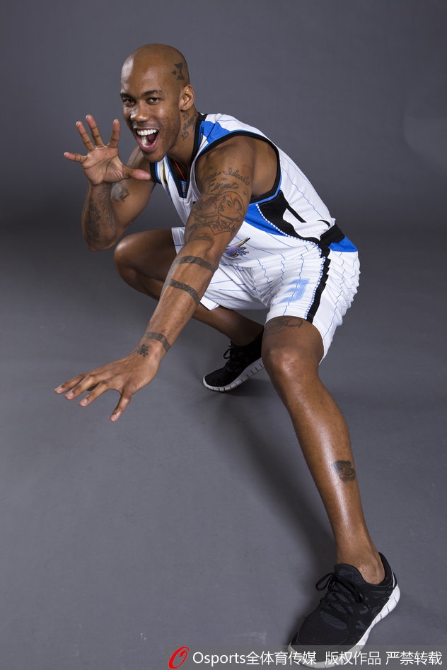 马布里双手抱胸,表情严肃,仿佛在球场上指挥战术,身后是一面挂满他职业生涯经典照片的照片墙,每一张都是荣耀的见证。