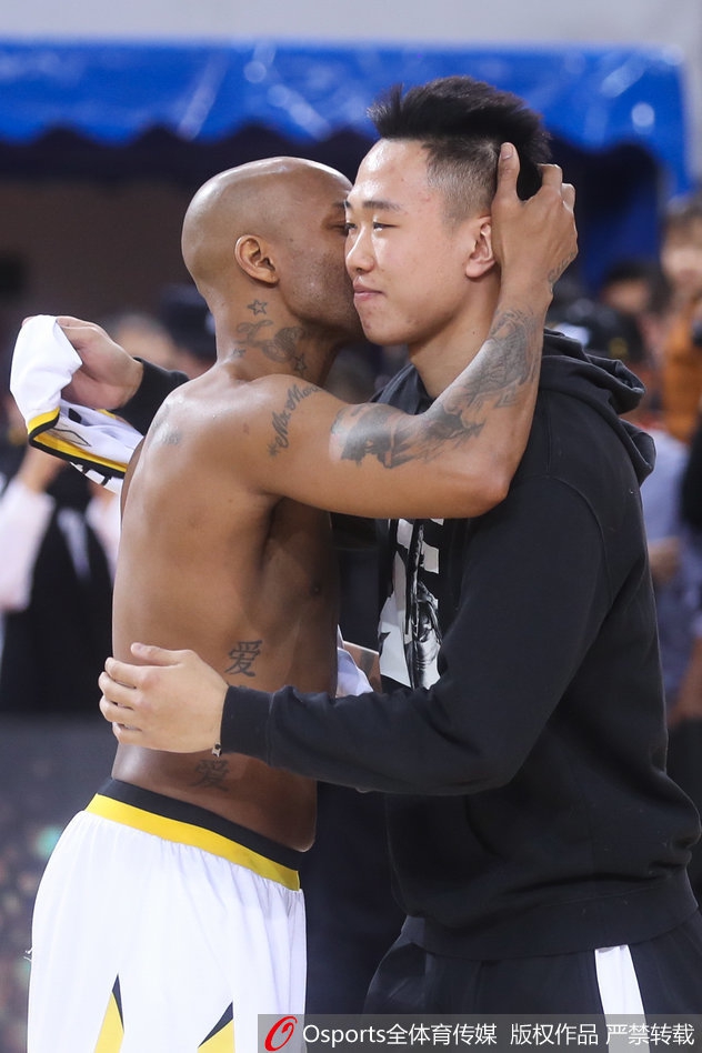 马布里身披这条毛巾，独自坐在场边凝视着远方，眼神中既有对职业生涯落幕的平静，也有对未来生活的憧憬，这一刻的定格仿佛诉说着一位传奇球员的完美谢幕。