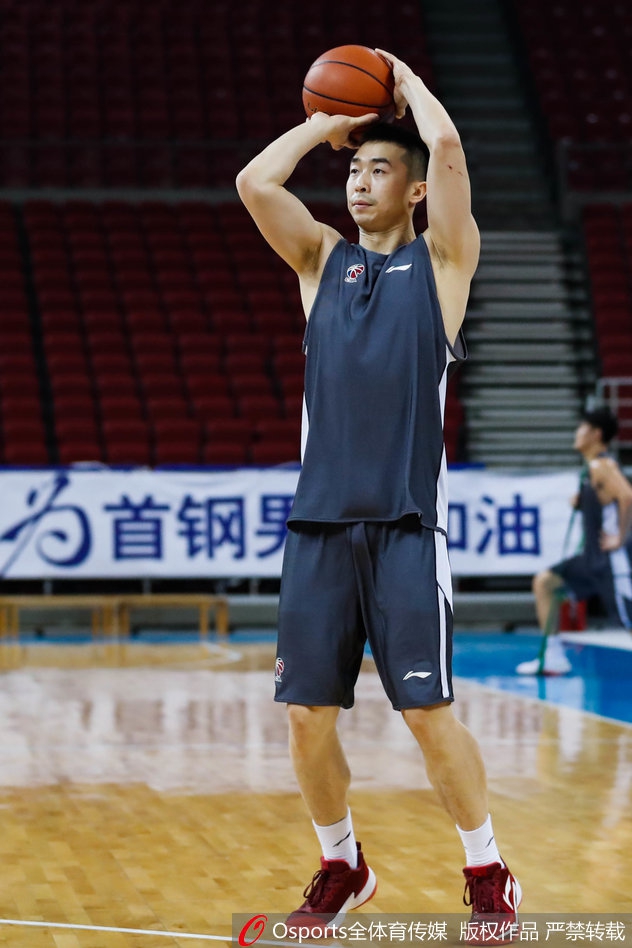 方硕在底角稳稳命中一记三分，旁边的队友立刻送上鼓励的呼喊，团队的凝聚力体现在每一个细节中。