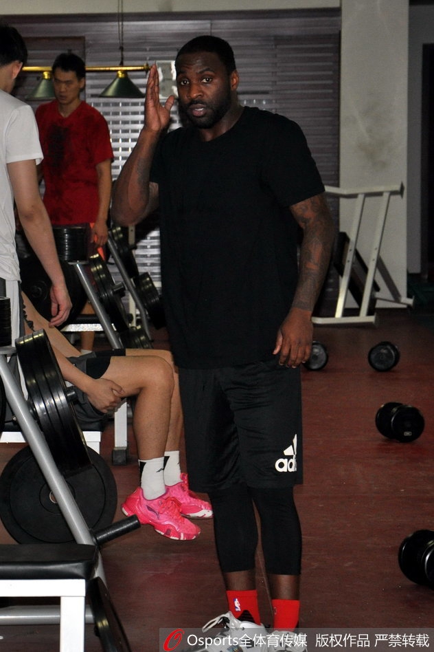 泰·劳森在训练中持球突破,面对防守球员的干扰,他利用节奏变化强行切入。他的眼神犀利,肌肉线条在球衣下清晰可见,仿佛在告诉所有人他已经为季后赛的恶战做好了准备。