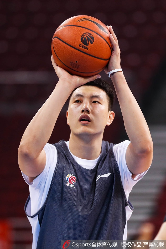 翟晓川眼神坚毅，热身运动中目光如炬紧盯篮筐