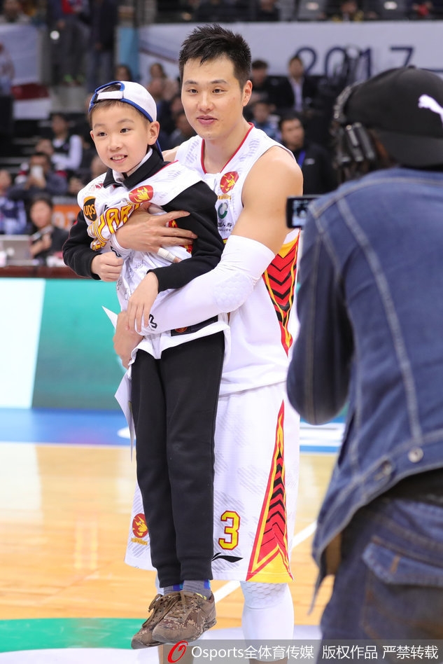 轩轩紧紧将孟铎赠送的签名球衣抱在胸前，仿佛拥抱着最珍贵的宝物，他低头看着球衣上的签名，嘴角不自觉地上扬，眼神中流露出满足与喜悦。