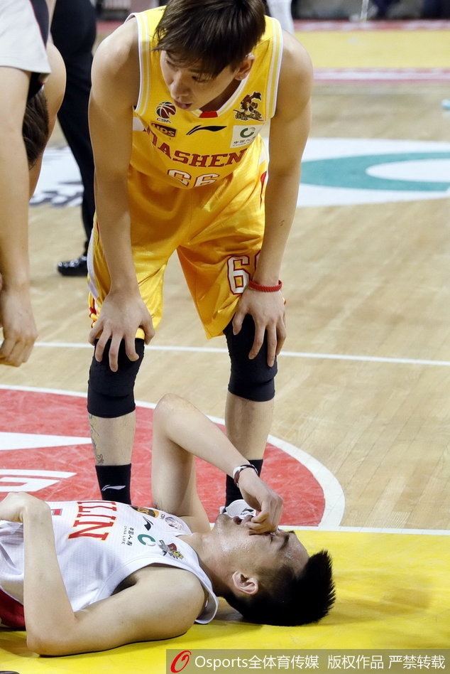 简单包扎后重新登场的崔晋铭，鼻子里塞着止血布，眼神坚毅地运球推进，准备组织下一次进攻。