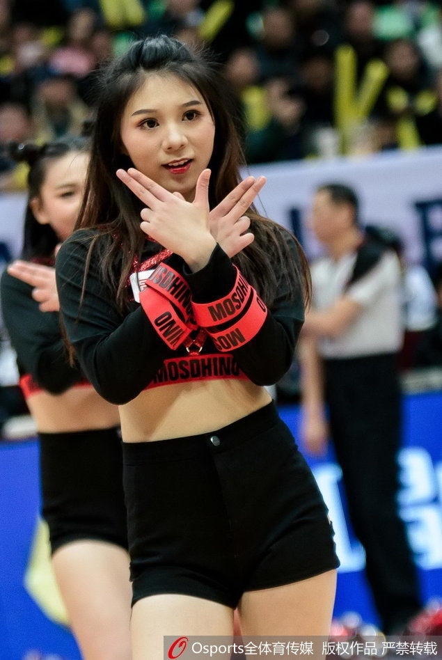 四川篮球宝贝在赛场中央纵身跃起，发丝飞扬间完成惊艳空翻，瞬间引爆全场观众的热情