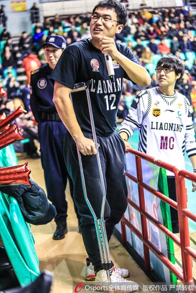 锦州球迷腿部受伤，双手紧握拐杖，眼神却坚定地望向赛场方向，为辽篮呐喊助威。