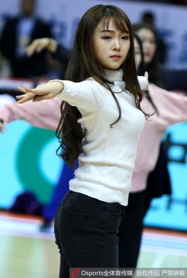 镜头拉近,这位漂亮的篮球宝贝眉头微蹙,轻咬嘴唇,正对着镜子调整自己的发型,嗔怒的样子透着一股不服输的认真劲儿。