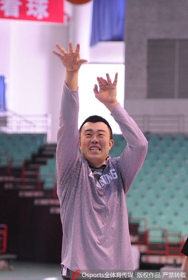 韩德君在训练中手感柔和完成勾手,庞大的身躯背后是细腻的技术和一颗永远争胜的心