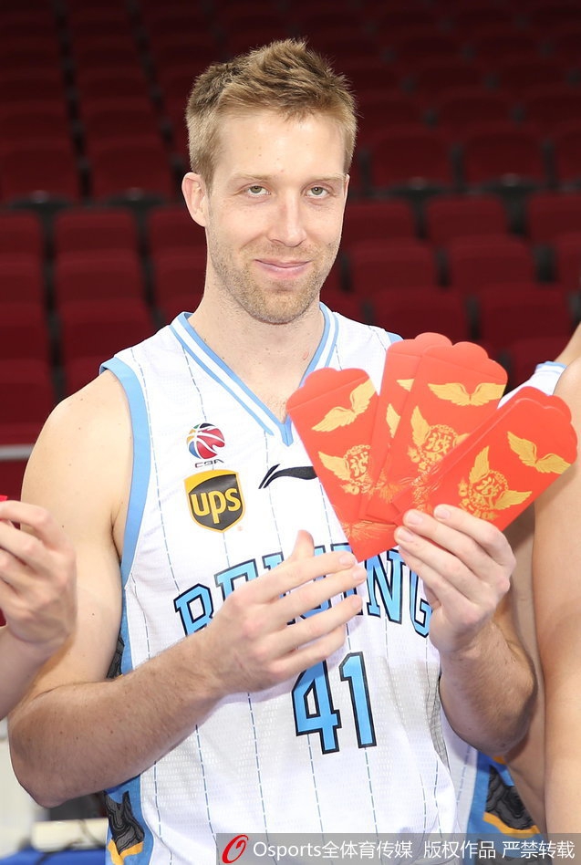 方硕怀抱一只软萌小狗,眼神温柔似水,硬汉形象瞬间化为绕指柔