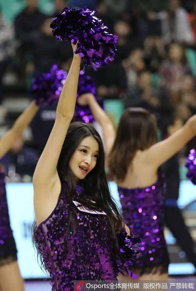 在聚光灯的照耀下，这位篮球宝贝回眸凝视，眼神中透露出自信与坚定，她不仅是赛场上的舞者，更是传递青春活力的使者。