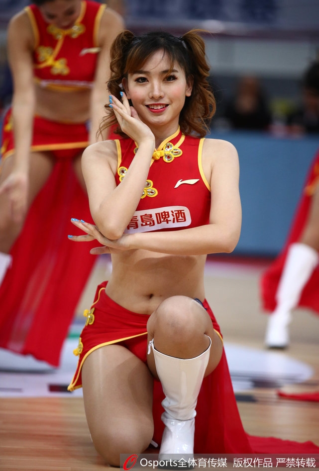 表演结束后，宝贝们列队向观众致意，打头的女孩双手比出可爱的V字手势，笑容灿烂如花，仿佛在说：无论输赢，今晚的精彩由我们共同创造。