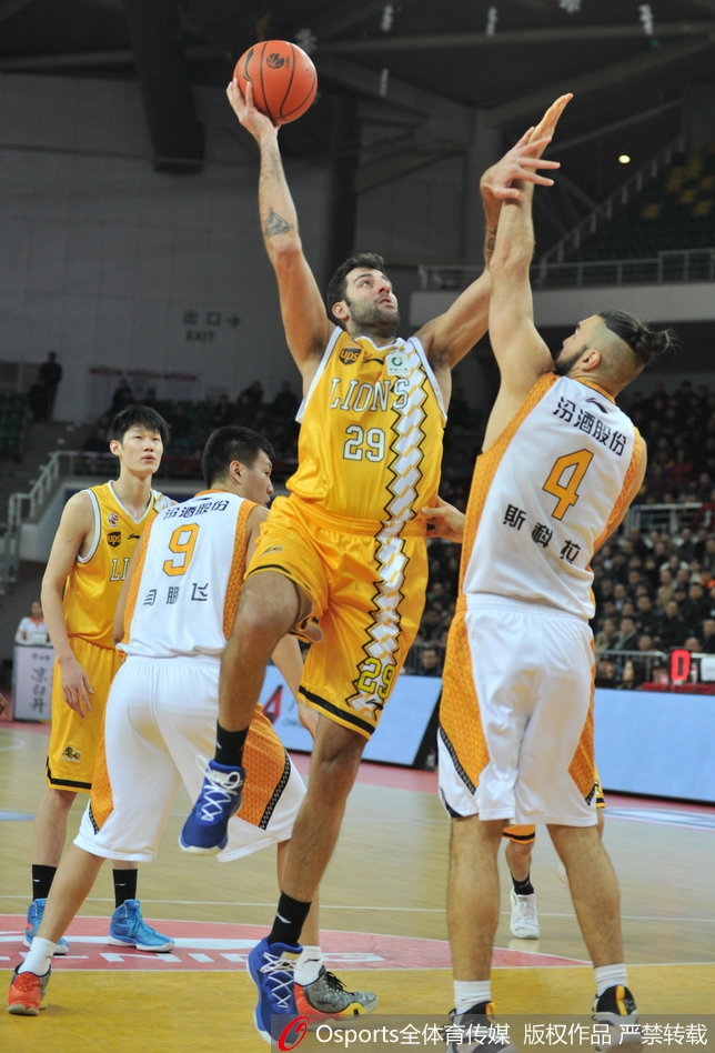 裁判指尖轻触篮球，两队中锋胡金秋与闫鹏飞瞬间跃起，如双龙出海直冲云霄，为这场龙争虎斗拉开了最原始的序幕。