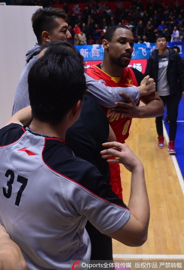 赛场上的硝烟还未散尽,西热力江与深圳外援朗福德在退场时手臂交缠,两人眼中都冒着火星,一旁的队友赶忙上前试图将两人分开。