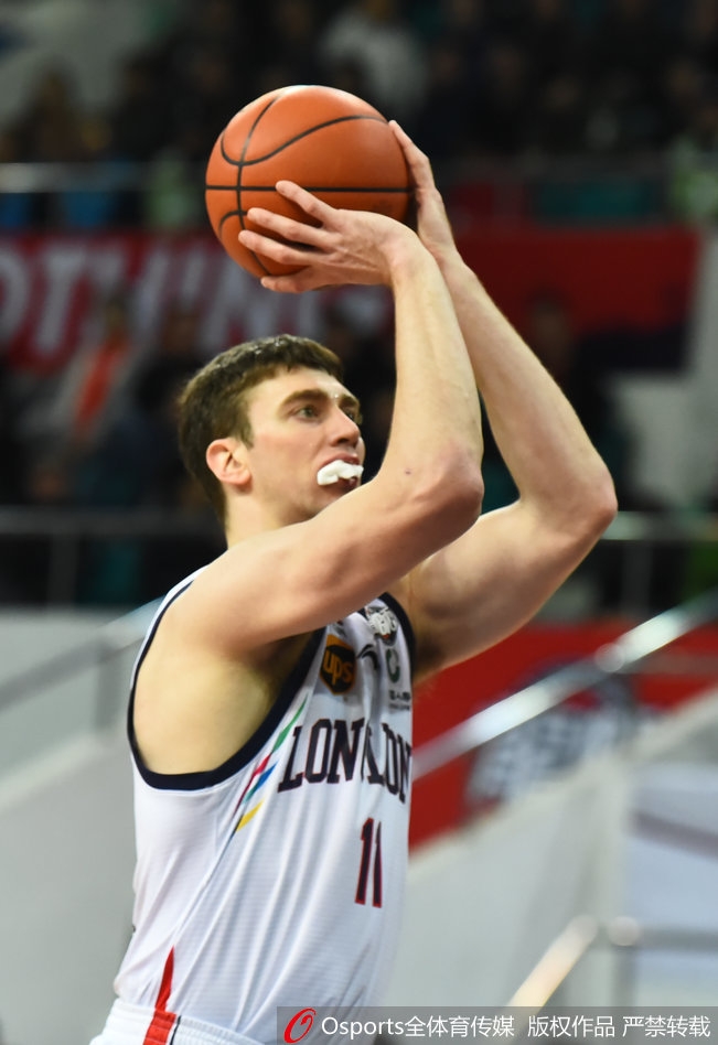 队医在场边紧急为汉斯布鲁处理伤口,他用手指按压着冒血的嘴角,汗水混杂着血迹布满手臂。