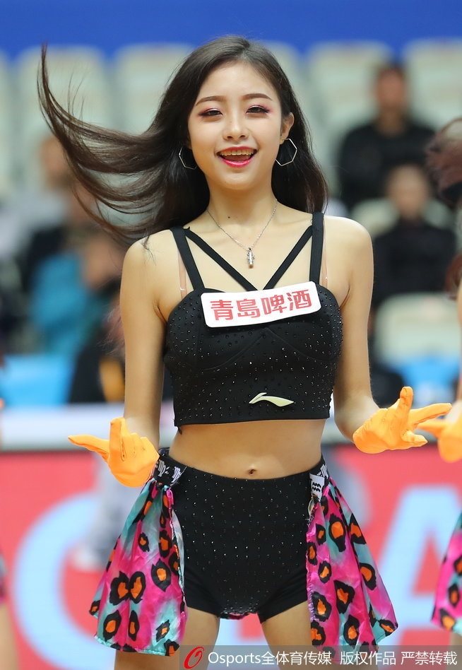 上海篮球宝贝在赛场中央热力开跳,束起的马尾和手中的金色花球随着动感节奏尽情摇摆,灿烂笑容极具感染力