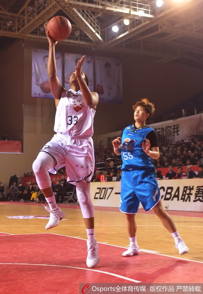 获胜后陕西女篮队员们手拉手向到场支持的球迷鞠躬致谢，感谢这个圣诞夜最动听的加油声。