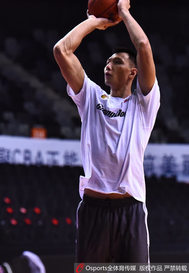 阿联在进行持球训练,虽然只是赛前热身,但他眼神专注,每一个动作都力求标准到位