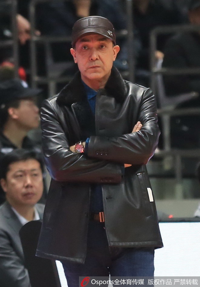 许钟豪在内线展现出防守大闸的风采,他长臂伸展,如同大鹏展翅一般,将吉林外援韦弗的上篮尝试狠狠地扇飞,这次盖帽也成为了八一队反击的号角。