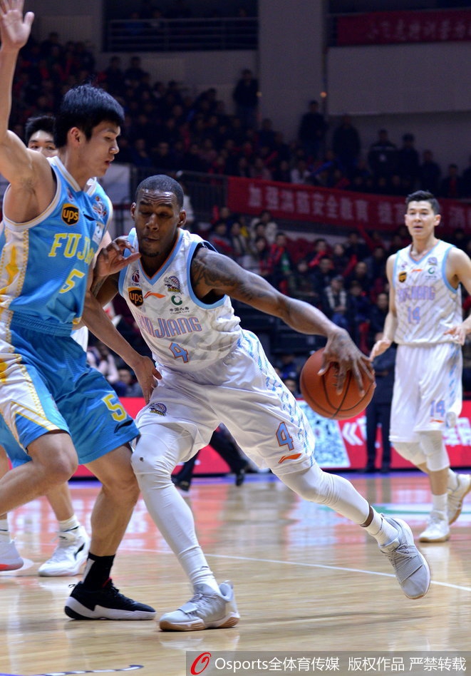 亚当斯如鬼魅般穿梭于福建防线之间，以一记不看人的背后传球撕开防守，队友心领神会轻松上篮。