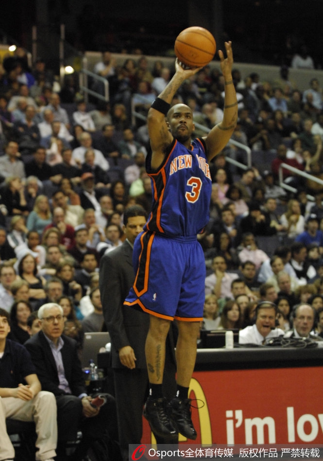 转会至菲尼克斯太阳队后,马布里在客场挑战纽约尼克斯的比赛中高高跃起传球。这一刻,他或许并不知道,纽约——这座他出生的城市,将在不久后成为他NBA生涯中最煎熬的试炼场。画面中的他依旧充满活力,试图在沙漠之城证明自己。