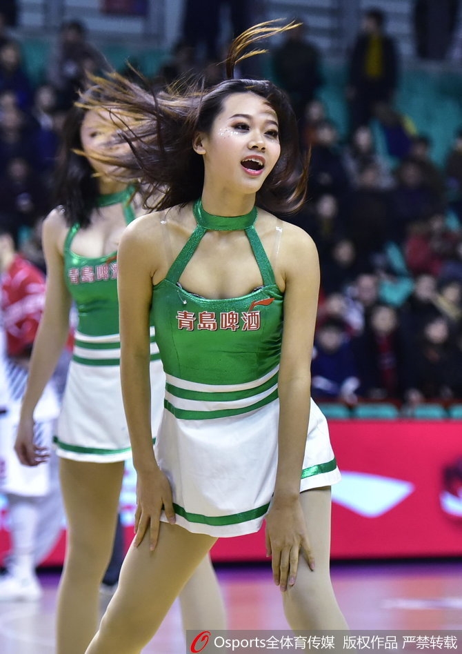 篮球宝贝扎着清爽马尾,身着亮黄色助威服,面对镜头露出沁人心脾的甜美笑容,仿佛冬日里的一缕暖阳。