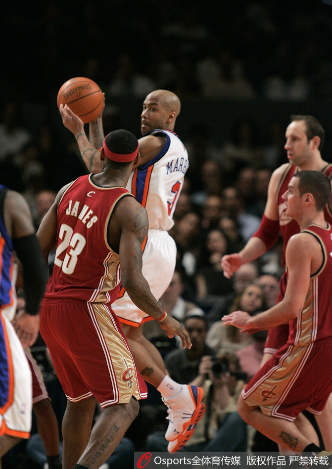 代表纽约尼克斯出战的马布里在防守中飞身救球,不惜体力地冲向场边的座椅。即便在纽约那段灰暗的岁月里,他骨子里对胜利的渴望和对比赛的投入也从未真正消失,只是这一切最终被巨大的舆论压力和球队内部矛盾所淹没。