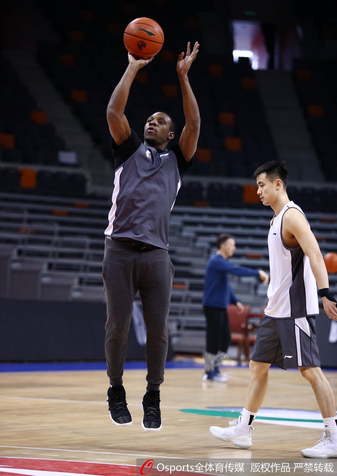 韩德君篮下卡位准备接球,尽管身上有伤,但他的训练态度依旧一丝不苟。